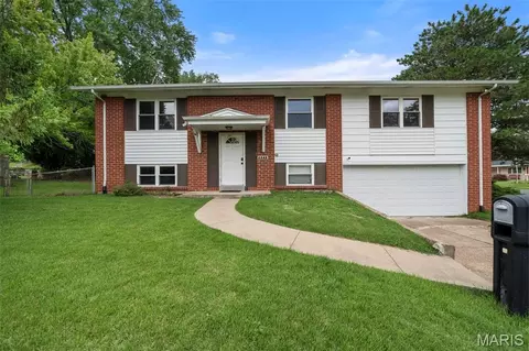2245 Teakwood Manor Dr, Florissant, MO 63031