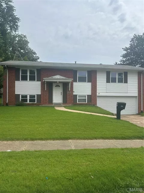 2245 Teakwood Manor Dr, Florissant, MO 63031