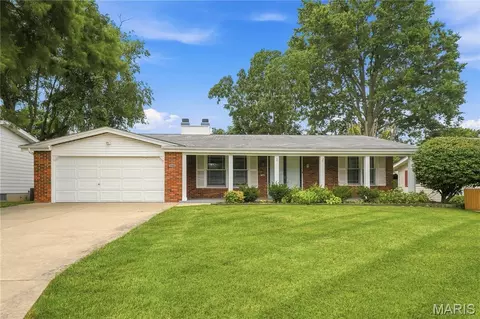 7548 Georgetown Dr, Hazelwood, MO 63042
