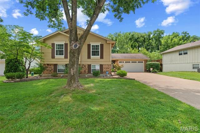 61 Crescent Hills Dr, Saint Peters, MO 63376