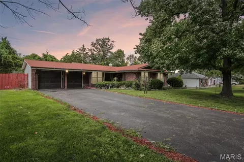 1203 Orchard Lakes Dr, Saint Louis, MO 63146