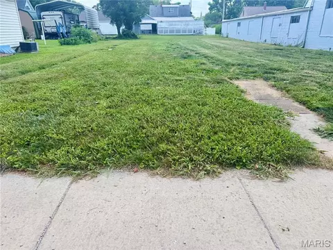 210 W Laurel St, Millstadt, IL 62260