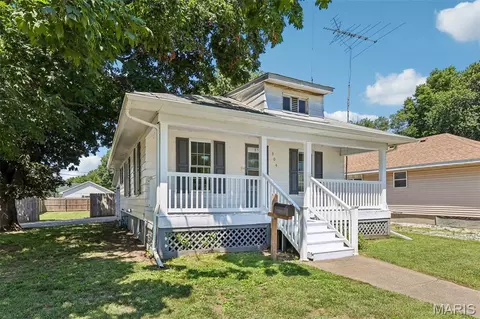 304 N Chiles St, Carlinville, IL 62626