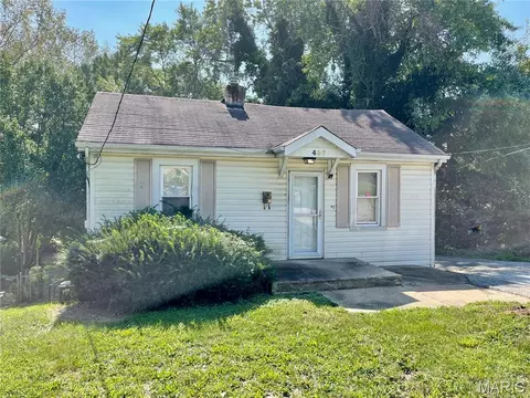 466 Bluff Dr, Saint Louis, MO 63137