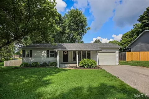 31 Grainey Dr, Glen Carbon, IL 62034