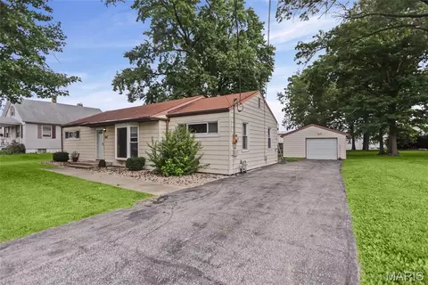 5817 Memory Ln, Belleville, IL 62226