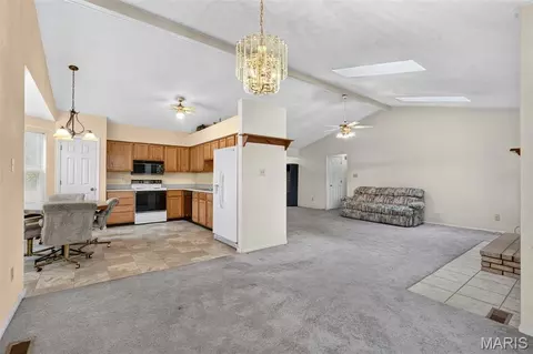 Living - 7 Cornwallis Ct, O'fallon, MO 63368 photo 2 of 4