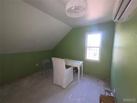 Bedroom - 193 Mcfarland Hl, Tecumseh, MO 65760 photo 2 of 2
