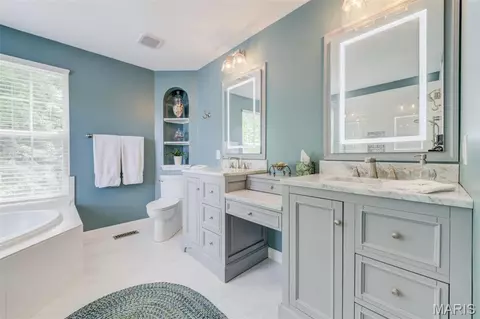 Bath - 282 Dickens Farm Ln, Ballwin, MO 63021 photo 3 of 10