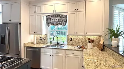 Kitchen - 282 Dickens Farm Ln, Ballwin, MO 63021 photo 6 of 7
