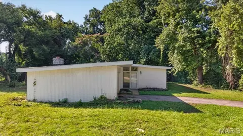 Exterior - 8300 Pepperidge Dr, Berkeley, MO 63134 photo 2 of 12