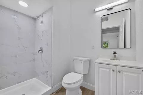 Bath - 8300 Pepperidge Dr, Berkeley, MO 63134 photo 1 of 3