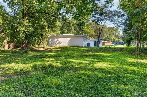 Exterior - 8300 Pepperidge Dr, Berkeley, MO 63134 photo 4 of 12
