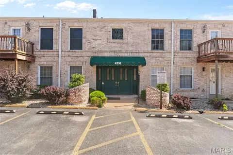 4351 Chateau De Ville Dr #A, Saint Louis, MO 63129