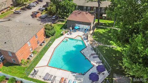4351 Chateau De Ville Dr #A, Saint Louis, MO 63129
