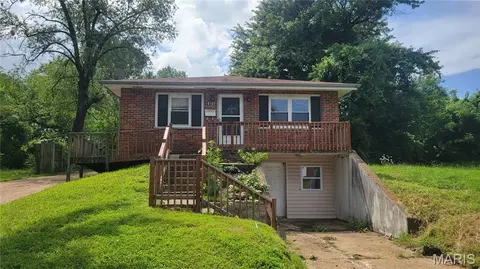 10107 Castle Dr, Saint Louis, MO 63136