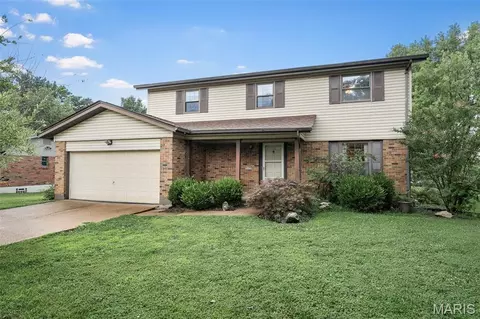 9205 Roger Lee Ln, Saint Louis, MO 63126