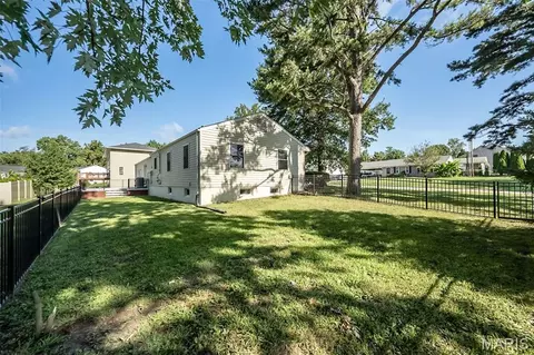 Exterior - 304 Essen Ln, Ballwin, MO 63021 photo 2 of 4