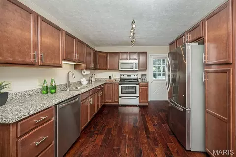 Kitchen - 304 Essen Ln, Ballwin, MO 63021 photo 2 of 3