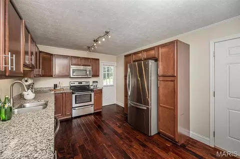 Kitchen - 304 Essen Ln, Ballwin, MO 63021 photo 3 of 3