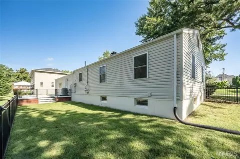 Exterior - 304 Essen Ln, Ballwin, MO 63021 photo 4 of 4