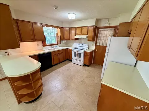 Kitchen - 266 Grandview Dr, Jackson, MO 63755 photo 2 of 3