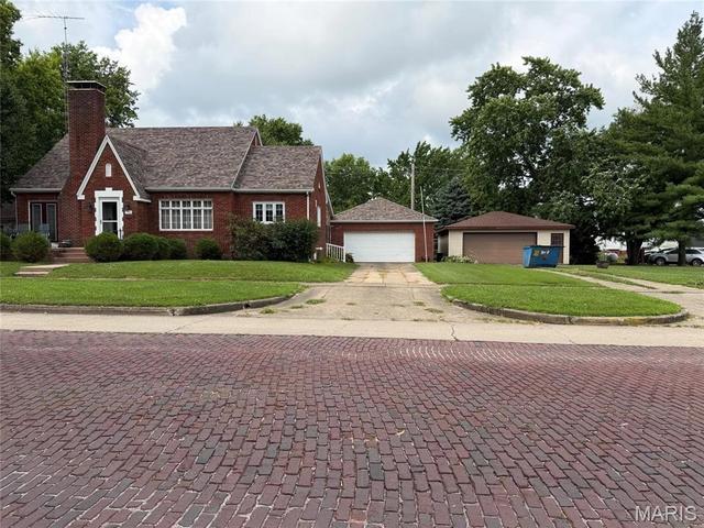 116 S Cedar St, Nokomis, IL 62075