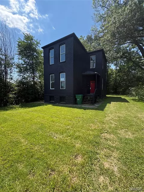 3621 Saint Marys Ln, Saint Louis, MO 63121