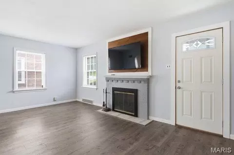 Living - 7262 Mackenzie Rd, Affton, MO 63123 photo 3 of 4