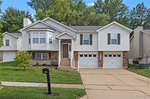 13218 Wintergreen Estates Dr, Fenton, MO 63026