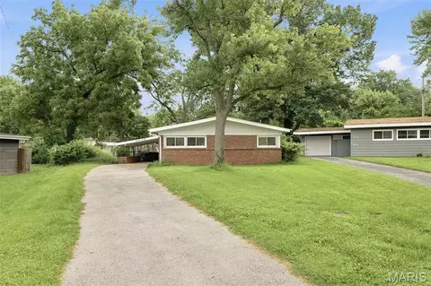 6830 Friarwood Dr, Saint Louis, MO 63134