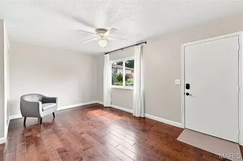 Living - 879 Portsdown Rd, Ballwin, MO 63011 photo 2 of 4