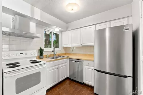 Kitchen - 879 Portsdown Rd, Ballwin, MO 63011 photo 1 of 1