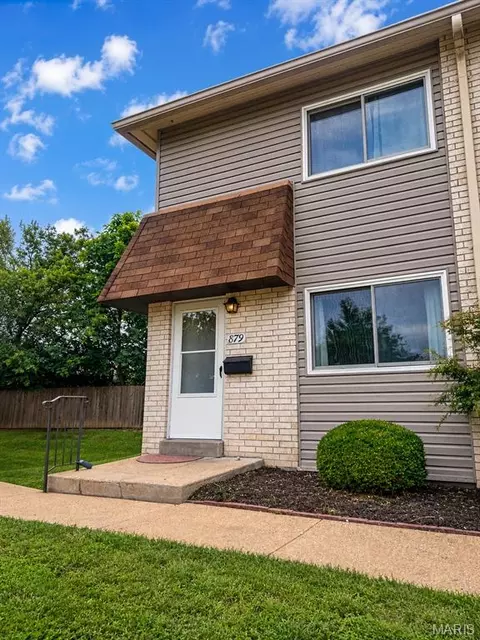 879 Portsdown Rd, Ballwin, MO 63011