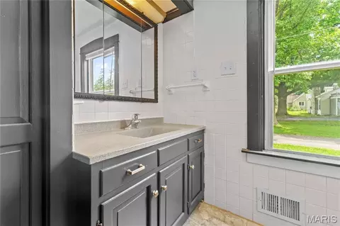 Bath - 1716 E B St, Belleville, IL 62221 photo 4 of 4