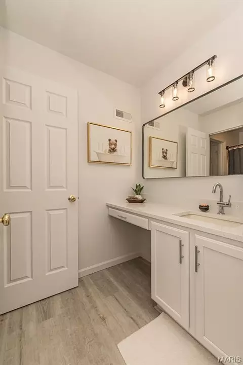 Bath - 356 Carr Manor Ct, Ballwin, MO 63021 photo 4 of 7