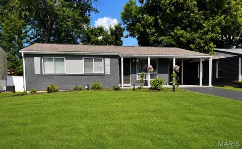 2865 Cherry Point Ln, Maryland Heights, MO 63043