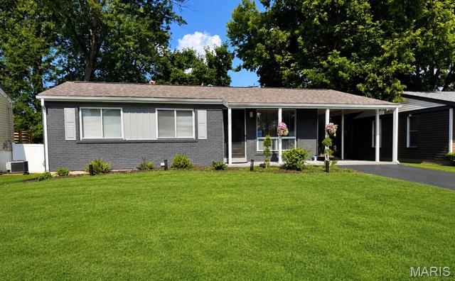 2865 Cherry Point Ln, Maryland Heights, MO 63043