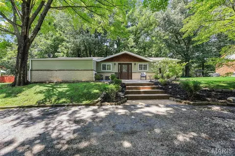 459 W Lake Dr, Edwardsville, IL 62025