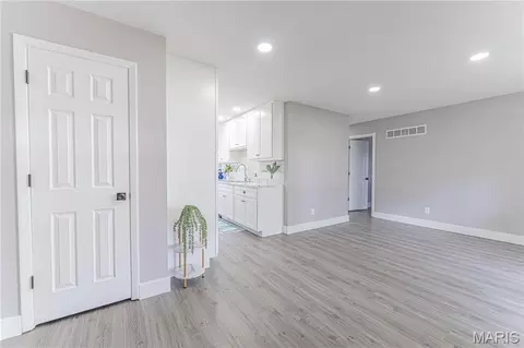 Entry Way - 1405 Birch Dr, Pacific, MO 63069 photo 3 of 3