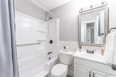 Bath - 1405 Birch Dr, Pacific, MO 63069 photo 1 of 2