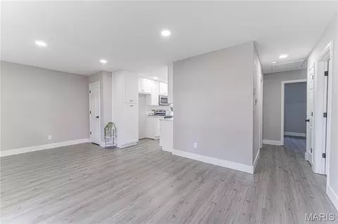 Living - 1405 Birch Dr, Pacific, MO 63069 photo 2 of 2