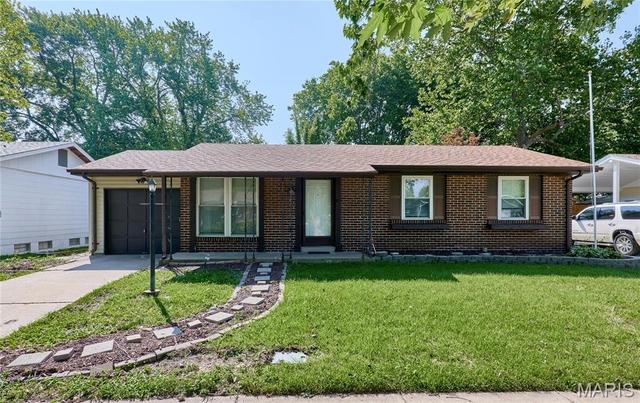 2942 Chance Dr, Florissant, MO 63031