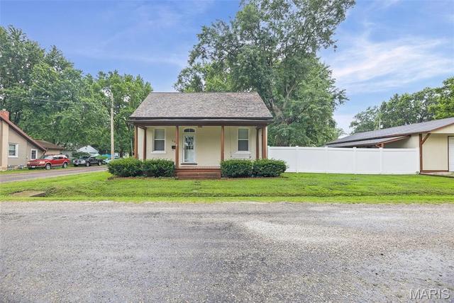 500 W Oak St, Millstadt, IL 62260