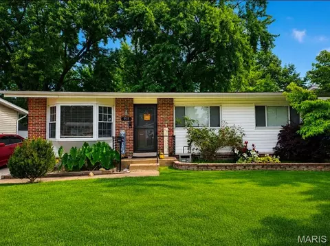 915 Bellarmine Ln, Florissant, MO 63031