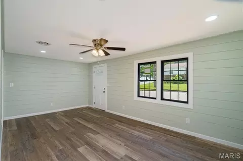 Living - 1307 Gulf Ave, Rolla, MO 65401 photo 3 of 4