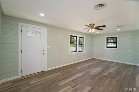 Living - 1307 Gulf Ave, Rolla, MO 65401 photo 2 of 4