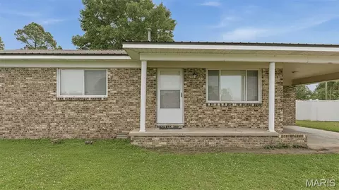 Exterior - 205 S Lunbeck Ave, Gideon, MO 63848 photo 2 of 5