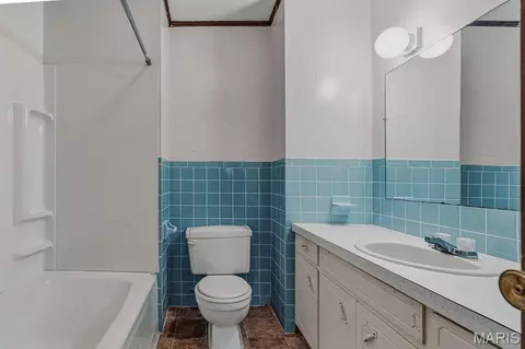 Bath - 205 S Lunbeck Ave, Gideon, MO 63848 photo 2 of 2
