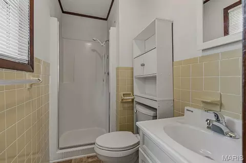Bath - 205 S Lunbeck Ave, Gideon, MO 63848 photo 1 of 2